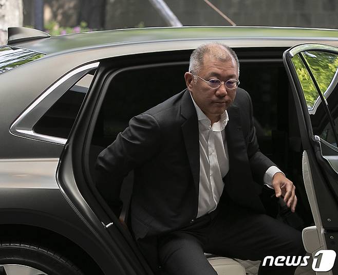 (서울=뉴스1) 신웅수 기자 = 정의선 현대자동차 그룹 회장이 14일 오전 서울 용산구 하얏트호텔에서 열린 '코리아 H2 비즈니스 서밋'에 참석하고 있다. 2023.6.14/뉴스1  Copyright (C) 뉴스1. All rights reserved. 무단 전재 및 재배포 금지.