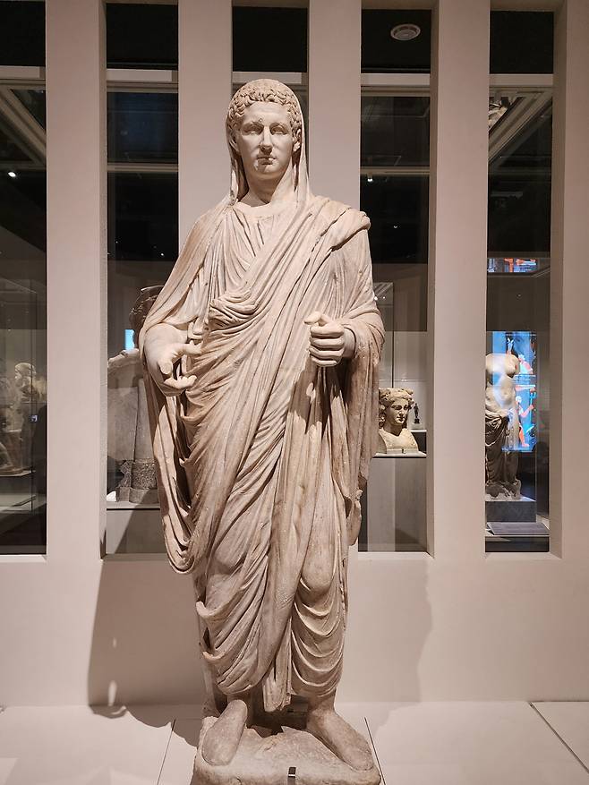 4년간 진행될 ‘그리스·로마’ 전시의 최고 걸각으로 평가받는 로마 시민 모습의 조각품, ‘토가를 입은 남성의 초상’