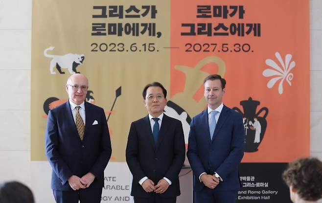 그리스·로마실 상설전시를 알리는, Wolfgang Angerholzer(주한오스트리아대사 ) 윤성용 국립중앙박물관 관장 Dr. Georg Plattner (오스트리아 빈미술사박물관 그리스로마컬렉션에페소스박물관 부장)