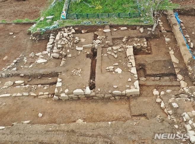 [서울=뉴시스] 신안 흑산도 무심사지 금당지 추정 중심 건물지 전경 (사진=불교문화재연구소 제공) 2023.06.14. photo@newsis.com