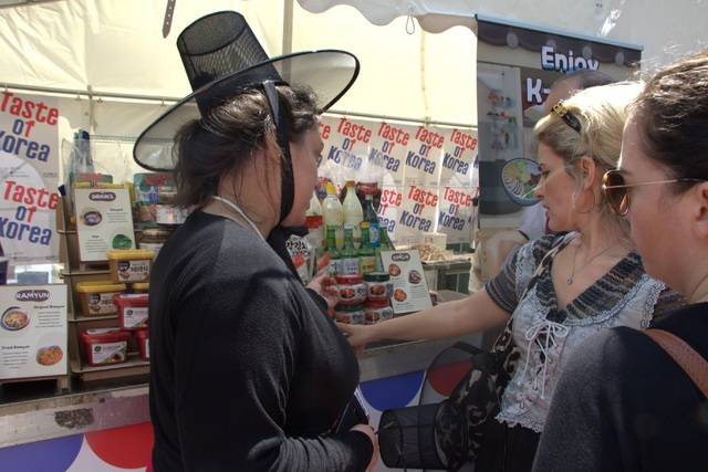 지난 10일 영국 런던의 아우터넷에서 열린 ‘KOREA NOW 축제’에서 aT 관계자가 관람객들에게 K-푸드에 대해 설명하고 있다. aT 제공