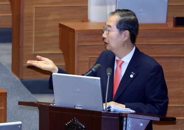 ▲한덕수 국무총리가 14일 국회 본회의에서 민주당 고민정 의원의 대정부 질문에 답변 중 항의하는 의원들을 향해 말하고 있다. ⓒ연합뉴스