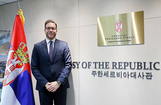 네마냐 그르비치 세르비아 대사가 서울 중구 세종대로 주한 세르비아 대사관 입구에서 세르비아에 대해 소개하고 있다.