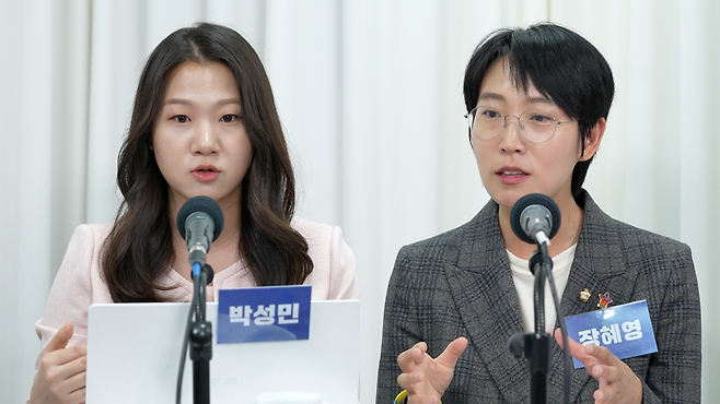 박성민 전 민주당 최고위원(왼쪽)과 장혜영 정의당 국회의원 ⓒ정치왜그래