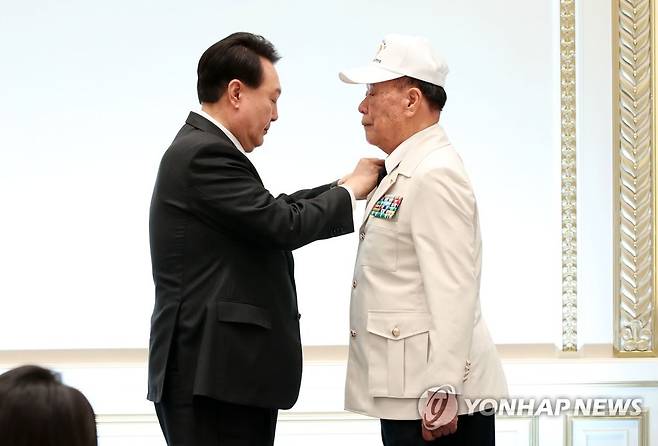 121879 태극기 배지 달아주는 윤석열 대통령 (서울=연합뉴스) 진성철 기자 = 윤석열 대통령이 14일 청와대 영빈관에서 열린 국가유공자 및 보훈가족 초청 오찬에서 대한민국6.25참전유공자회 김창석 이사에게 '121879 태극기 배지'를 직접 달아주고 있다. 2023.6.14 [대통령실통신사진기자단] zjin@yna.co.kr