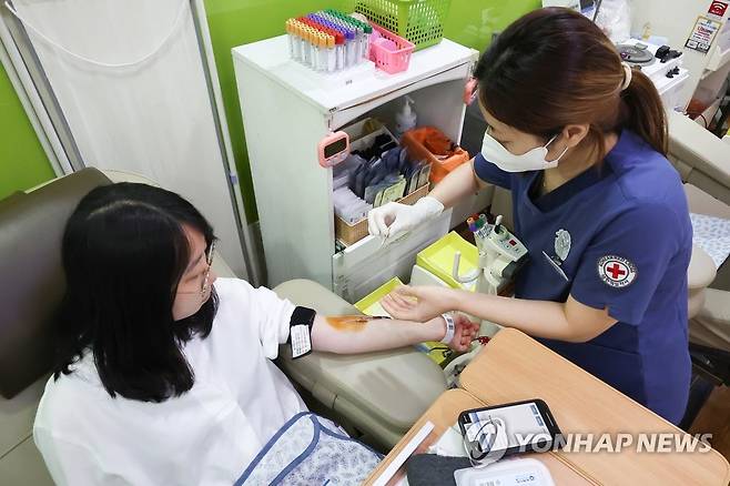 'A름다운 B움으로 O늘도 행복하게' (서울=연합뉴스) 서대연 기자 = 제20회 세계 헌혈자의 날 하루 전인 13일 한 시민이 서울 영등포구 헌혈의집 영등포센터에서 헌혈을 하고 있다. 2023.6.13 dwise@yna.co.kr