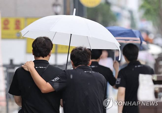 소나기에 우산 쓴 시민들 [연합뉴스 자료사진]