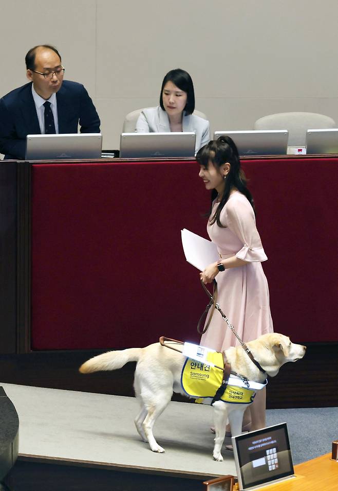 안내견과 함께 발언대 향하는 김예지 의원<저작권자(c) 연합뉴스, 무단 전재-재배포 금지>