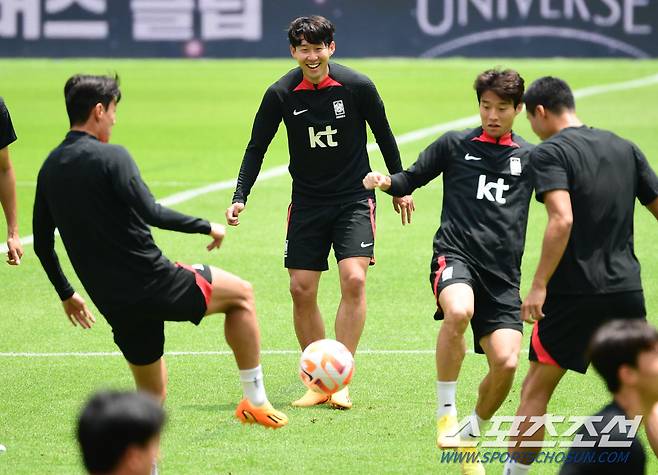 국가대표 손흥민이 페루전을 하루 앞둔 15일 ,부산아시아드 주경기장에서  동료들과 호흡을 맞추고 있다.