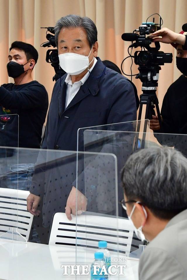 김무성 전 의원이 2021년 4월 8일 오후 서울 마포구 현대빌딩에서 열린 '더좋은 세상으로' 정례 세미나에 참석하고 있는 모습. /국회사진취재단