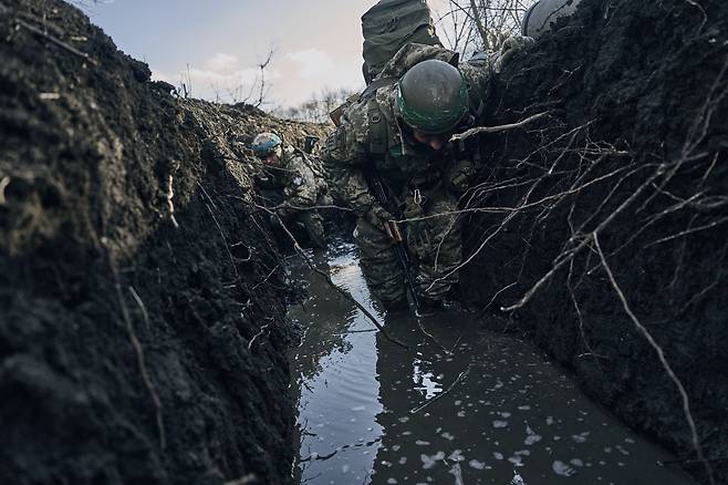 지난 3월(현지시각) 우크라이나 바흐무트 인근 최전방에서 참호에 있는 우크라이나 군인들/ AP 연합뉴스