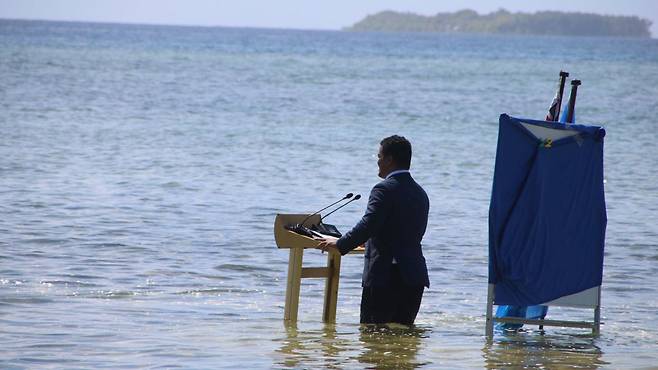 태평양에 있는 섬나라인 투발루의 외무부 장관이 해수면 상승으로 인한 위험을 강조하기 위해 바다에서 연설하고 있다. 최근 연구에 따르면 해수면 상승은 지구온난화와 함께 과도한 지하수 사용이 원인으로 지목된다. /Courtesy Tuvalu Ministry of Justice/Facebook