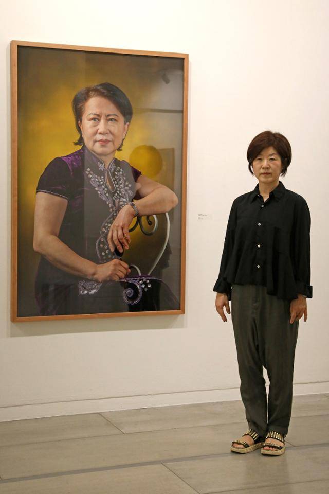 사진작가 김옥선이 12일 서울 종로구 성곡미술관 1관에서 한국 중견작가 초대전 일환으로 열린 개인전 '평평한 것들 Flatness of Things' 언론공개회에서 작품 앞에 서 있다. 뉴시스