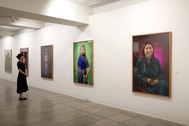 성곡미술관이 12일 서울 종로구 성곡미술관 1관에서 한국 중견작가 초대전 일환으로 준비한 김옥선 개인전 '평평한 것들 Flatness of Things' 언론공개회를 하고 결혼 이주여성 초상 신작 '신부들, 사라' 연작을 선보이고 있다. 뉴시스