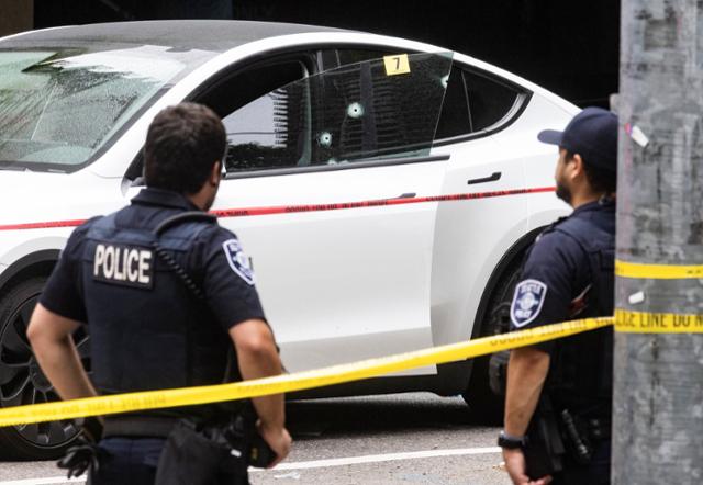 지난 13일 미국 시애틀에서 무차별 총격을 받은 30대 한인 부부가 당시 타고 있던 차량 모습. 시애틀=AP 연합뉴스