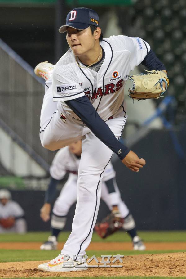 <yonhap photo-4566=""> 지난달 4일 오후 서울 잠실야구장에서 열린 2023 프로야구 KBO리그 NC 다이노스와 두산 베어스의 경기. 3회초 두산 선발투수 곽빈이 역투하고 있다. 사진=연합뉴스</yonhap>