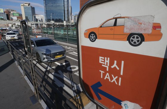 서울시 택시요금 심야할증이 시작된 지난해 12월 서울역 택시승강장에서 택시가 승객을 기다리고 있다. [뉴스1]