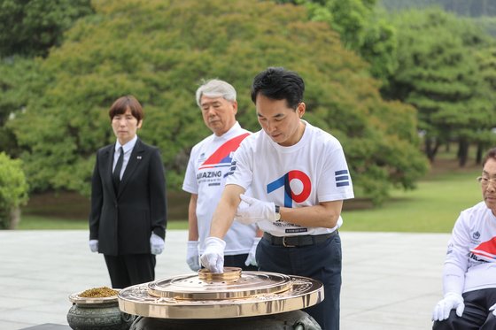 박민식 국가보훈부 장관이 지난 7일 오전 서울 동작구 국립서울현충원에서 열린 나라사랑 및 호국 안보의식 고취 국토종주 해단식에서 분향하고 있다. 국가보훈부