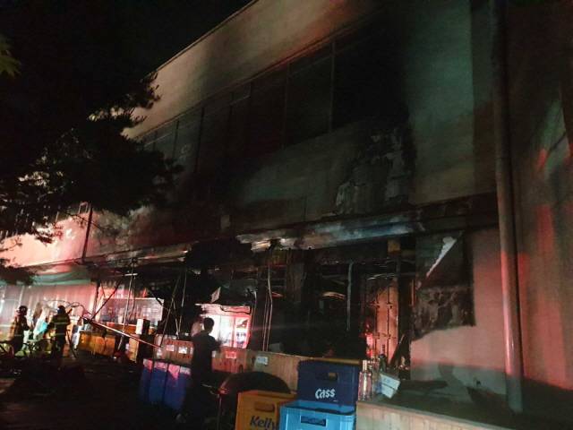 ▲ 15일 오전 1시 27분 고성 죽왕면 삼포리의 한 리조트에서 화재가 발생해 소방 당국이 진화에 나서고 있다. [강원특별자치도소방본부 제공]