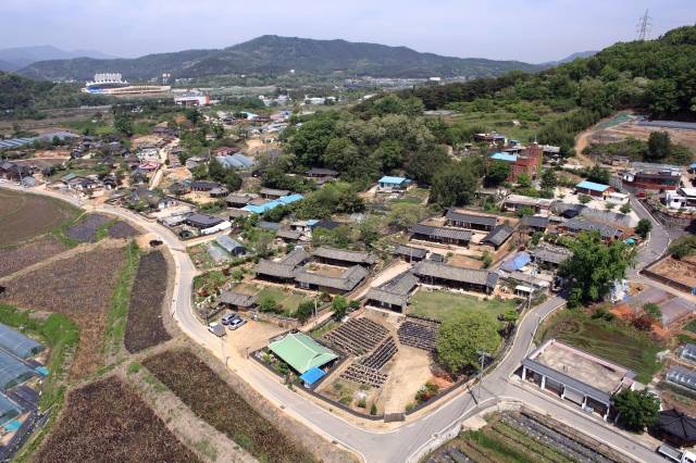 전국에서 마을 단위 최초로 국가등록문화재로 등록된 매원마을은 영남지방 대표적인 동족(同族)마을 중 한 곳이다.  칠곡군 제공