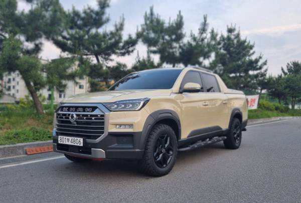 KG모빌리티의 픽업트럭 ‘렉스턴 스포츠&칸 쿨멘’의 외관. 전장(차의 길이)이 5405㎜, 전고(차의 높이)는 1855㎜에 달한다. 팔각형 모양의 라디에이터 그릴 중앙에 기존 ‘쓰리써클(3개의 원)’ 엠블럼 대신 수출 물량에 써온 윙 엠블럼을 달았다.