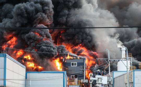 15일 오후 5시 24분쯤 대구 서구 중리동의 한 재활용 공장에서 원인을 알 수 없는 불이 난 가운데 한국전력 직원이 2차 피해를 막기위해 전봇대 전력을 차단하고 있다. 연합뉴스