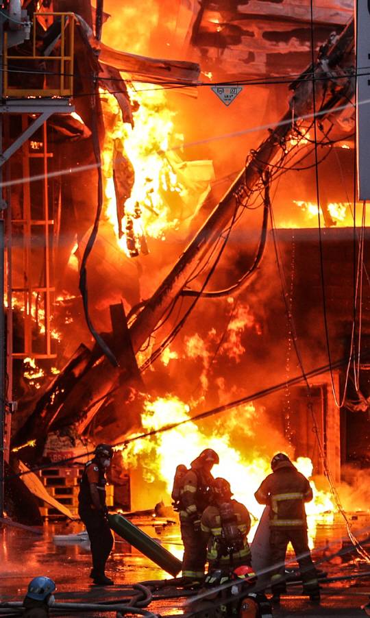 대구 서구 중리동의 한 재활용 공장에서 원인을 알 수 없는 불이 난 가운데 소방관들이 화재로 붕괴되는 건물에서 위험물을 빼내고 있다. 연합뉴스