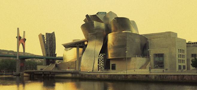 프랭크 게리가 건축한 스페인 빌바오 구겐하임미술관. 이 미술관은 빌바오를 부흥시켜 ''빌바오 효과''라는 말을 만들어내고 1999년 프랭크 게리가 프리츠커상을 받으면서 우리 시대의 가장 위대한 건축물로 평가받는다. [빌바오 구겐하임 미술관 홈페이지]