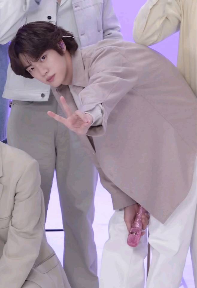 모든 것이 완벽! 방탄소년단 진 'Take Two' 직캠 영상 공개