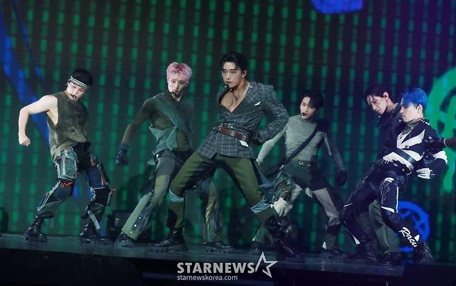 그룹 에이티즈(ATEEZ) 종호가 15일 오후 서울 강서구 KBS 아레나에서 진행된 미니 9집 '더 월드 에피소드 2 : 아웃로우'(THE WORLD EP.2 : OUTLAW) 발매기념 쇼케이스에서 신곡을 선보이고 있다. /2023.06.15 /사진=이동훈 기자 photoguy@