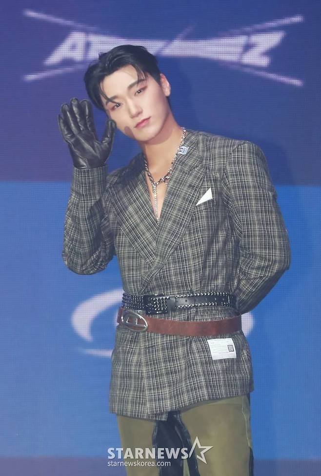 그룹 에이티즈(ATEEZ) 산이 15일 오후 서울 강서구 KBS 아레나에서 진행된 미니 9집 '더 월드 에피소드 2 : 아웃로우'(THE WORLD EP.2 : OUTLAW) 발매기념 쇼케이스에서 포즈를 취하고 있다. /2023.06.15 /사진=이동훈 기자 photoguy@