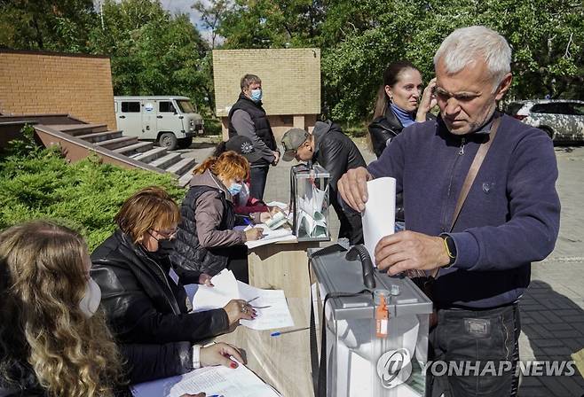 러시아 귀속 투표 참여하는 우크라 마리우폴 주민들 [EPA 연합뉴스 자료사진. 재판매 및 DB 금지]
