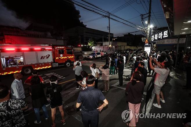 대구 서구 공장 화재로 거리로 나온 시민들 (대구=연합뉴스) 윤관식 기자 = 15일 오후 5시 24분께 대구 서구 중리동의 한 재활용 공장에서 원인을 알 수 없는 불이 난 가운데 시민들이 화재 현자 인근에서 불안해하고 있다. 2023.6.15 psik@yna.co.kr