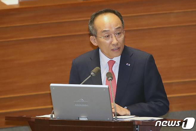 추경호 경제부총리 겸 기획재정부 장관이 13일 오후 서울 여의도 국회에서 열린 제407회 국회(임시회) 제2차 본회의 경제 분야 대정부질문에서 유동수 더불어민주당 의원의 질의에 답하고 있다. 2023.6.13/뉴스1 ⓒ News1 임세영 기자