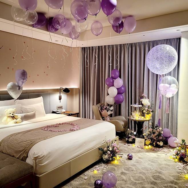 미국 주요 일간 월스트리트저널(WSJ)이 15일(현지시간) 고가의 호텔에서 명품 가방을 주면서 프러포즈하는 한국의 청혼 문화에 대해 집중 조명했다.