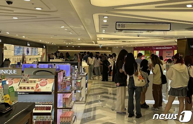 롯데면세점 외국인 단체 관광객 안내 데스크 앞에는 오픈한 지 30분 만에 할인 바우처를 받기 위한 외국인 관광객들이 줄을 섰다. ⓒ News1 신민경 기자