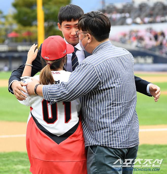 지난해 광주에서 열린 신인선수 입단식에서 KIA 타이거즈 윤영철이 마킹된 유니폼을 입은 어머니와 아버지를 안아주는 착한 아들.