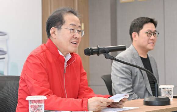홍준표 대구시장(왼쪽)이 13일 대구시청 산격청사에서 베어로보틱스와 투자 협약을 체결했다. (사진=대구시)