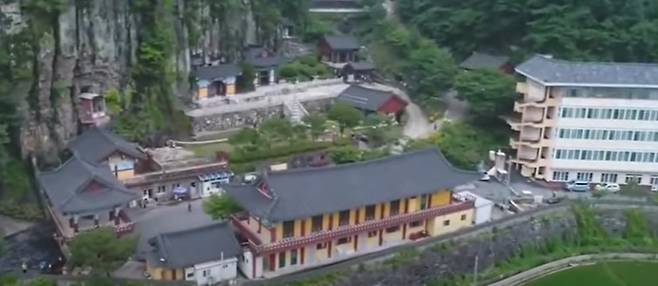 일붕실버랜드는 동굴법당으로 유명한 일붕사 옆에 있다. 사진 오른쪽 건물이 일붕실버랜드이다. /홈페이지