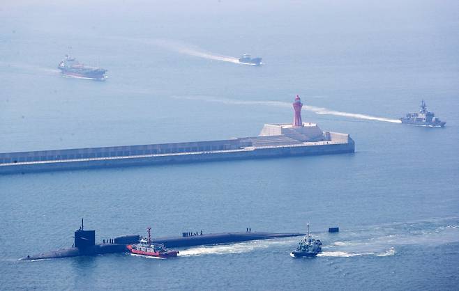 16일 오전 부산 해군작전사령부 부산작전기지에 미국 해군의 ‘오하이오’급 핵 추진 순항유도탄 잠수함 ‘미시건’(SSGN-727)이 입항해 있다. SSGN의 방한은 2017년 10월 이후 5년 8개월 만으로 지난 4월 워싱턴선언에 담긴 ‘미국 전략자산의 정례적 가시성을 한층 증진시킬 것’이라는 합의 이행 차원이다. 뉴스1