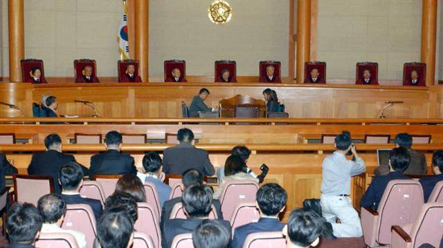 2004년 신행정수도건설 특별법안에 대해 헌법재판소가 위헌 결정을 내렸을 당시 모습. 한국일보 자료사진