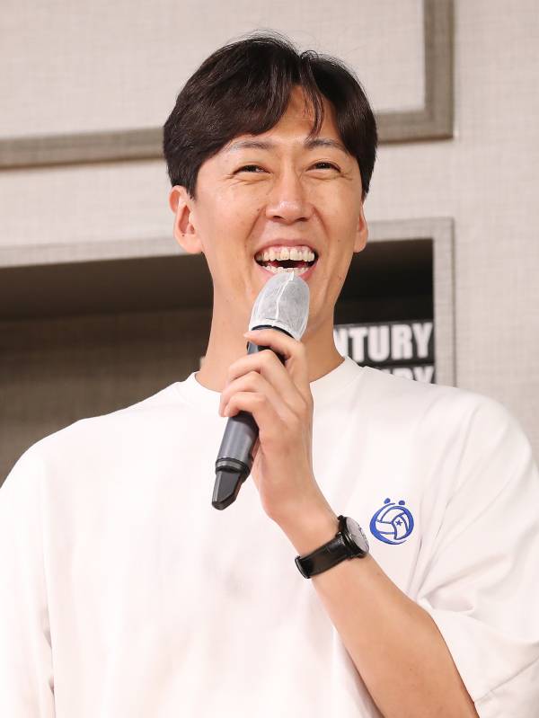 윤봉우가 지난 13일 열린 IS 스포츠마케팅 써밋 아카데미에서 강연하고 있다. 서병수 기자&nbsp;