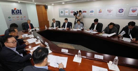 16일 오전 서울시 강남구 논현동에 있는 KBL센터에서 데이원 농구단 제명 여부 결정 등 안건으로 열린 임시총회에서 정경호(윗줄 오른쪽 세번째) 데이원 단장 등이 참석하고 있다. [사진=뉴시스]
