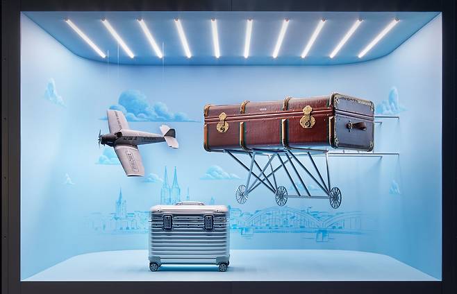 항공기에서 영감을 받아 알루미늄 케이스를 완성한 만큼 항공기 모형과 트렁크를 함께 전시해 시선을 끈다. [사진 리모와]