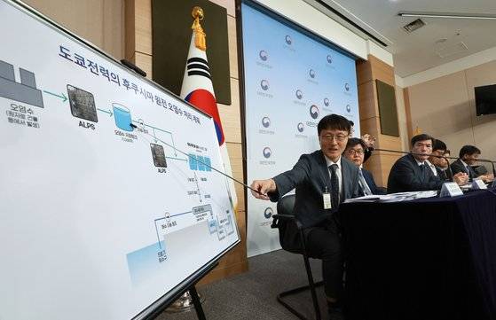 범정부 TF 기술검토위원장인 경희대 원자력공학과 허균영 교수가 16일 정부서울청사 별관에서 후쿠시마 원전 오염수 방류 관련 설명을 하고 있다. 연합뉴스