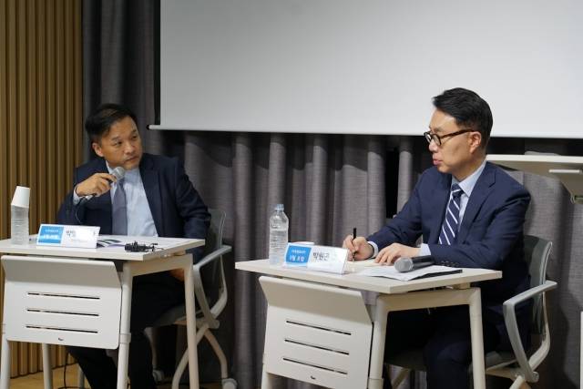 박영호(왼쪽) 포항제일교회 목사와 박원곤 교수가 15일 서울 성동구 미래목회와말씀연구원 지혜의샘에서 대담을 나누고 있다. 한반도평화연구원 제공
