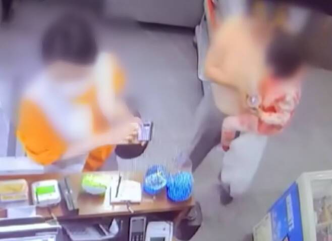 양주시의 고깃집을 상대로 ‘식대 환불을 목적’으로 방역수칙 준수 트집을 잡고 욕설을 하는 모녀 모습 [사진 = 유튜브 갈무리]