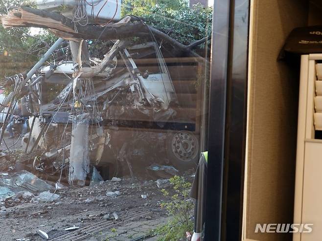 [제주=뉴시스] 오영재 기자 = 25일 오후 제주 서귀포시 동홍동 교차로에서 내리막길을 주행하던 25t 트럭이 차량 2대와 오토바이를 들이받아 2명이 숨지고 2명이 다친 사고가 발생했다. 2023.06.15. oyj4343@newsis.com