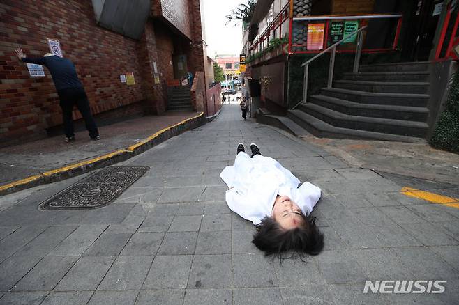 [서울=뉴시스] 조수정 기자 = 16일 오전 서울 용산구청에서 구청장 사퇴를 촉구하며 구청 내부 진입을 시도하다 저지당한 이태원 참사 유족들이 이태원 참사 현장을 찾아 오열하며 머리를 바닥에 찧던 중 쓰러져 있다. 유족들은 "아직도 내 아이가 어디서 죽은 것인지 확인하지 못했다"며 참사 조사 등과 관련 규탄했다. 2023.06.16. chocrystal@newsis.com