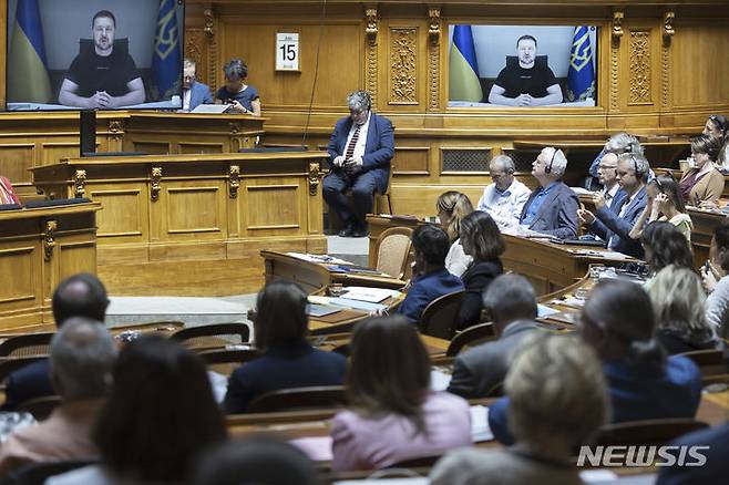 [베른=AP/뉴시스] 볼로디미르 젤렌스키 우크라이나 대통령이 15일(현지시간) 스위스 수도 베른에 자리한 스위스 의회에서 연설 영상으로 '스위스제 무기 재수출 허용'을 요청하고 있다. 2023.06.16.